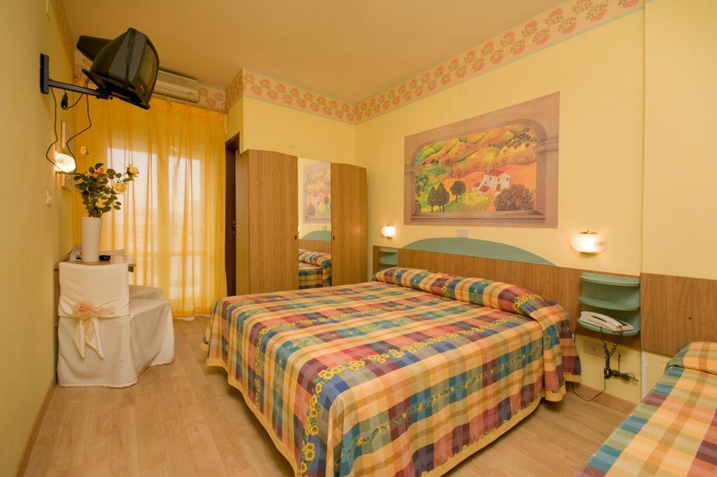 Hotel Mocambo Piscina E Spiaggia San Benedetto del Tronto Bilik gambar