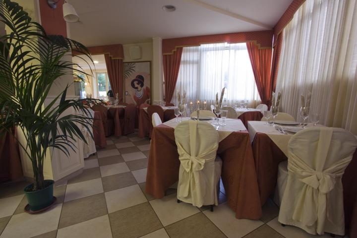 Hotel Mocambo Piscina E Spiaggia San Benedetto del Tronto Luaran gambar